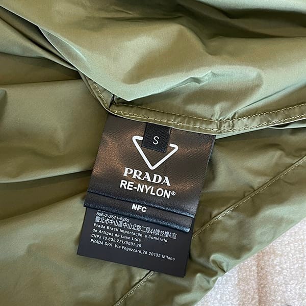 定番プラダ Re-Nylon 半袖 ジップスルーシャツ ロゴ付 パチモン puy20920